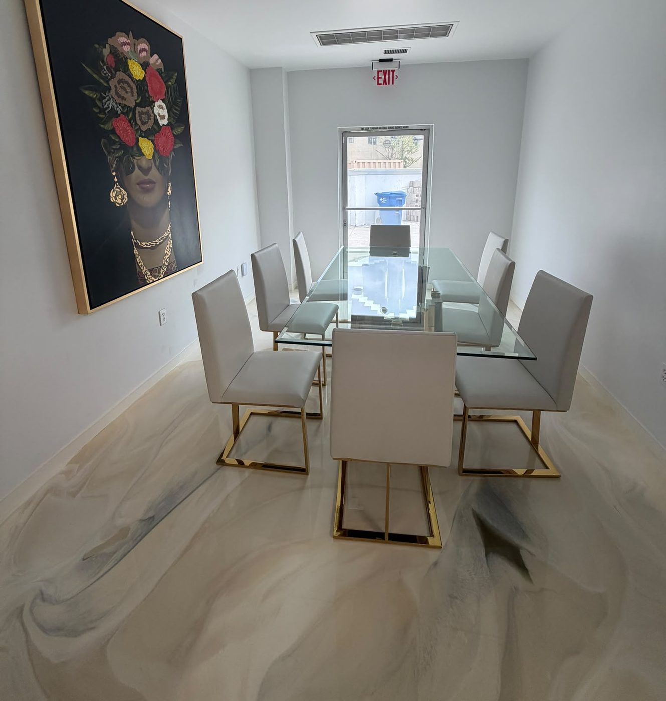Sala con obra de arte latina y piso de mármol metálico