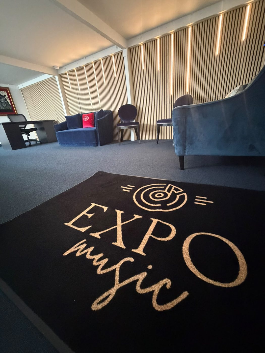 Lounge con tapete de marca Expo Música