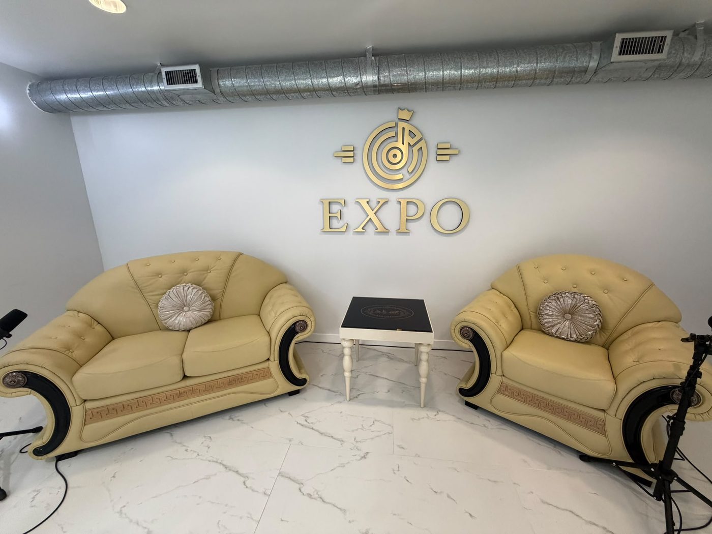 Set de podcast con el logotipo dorado de Expo